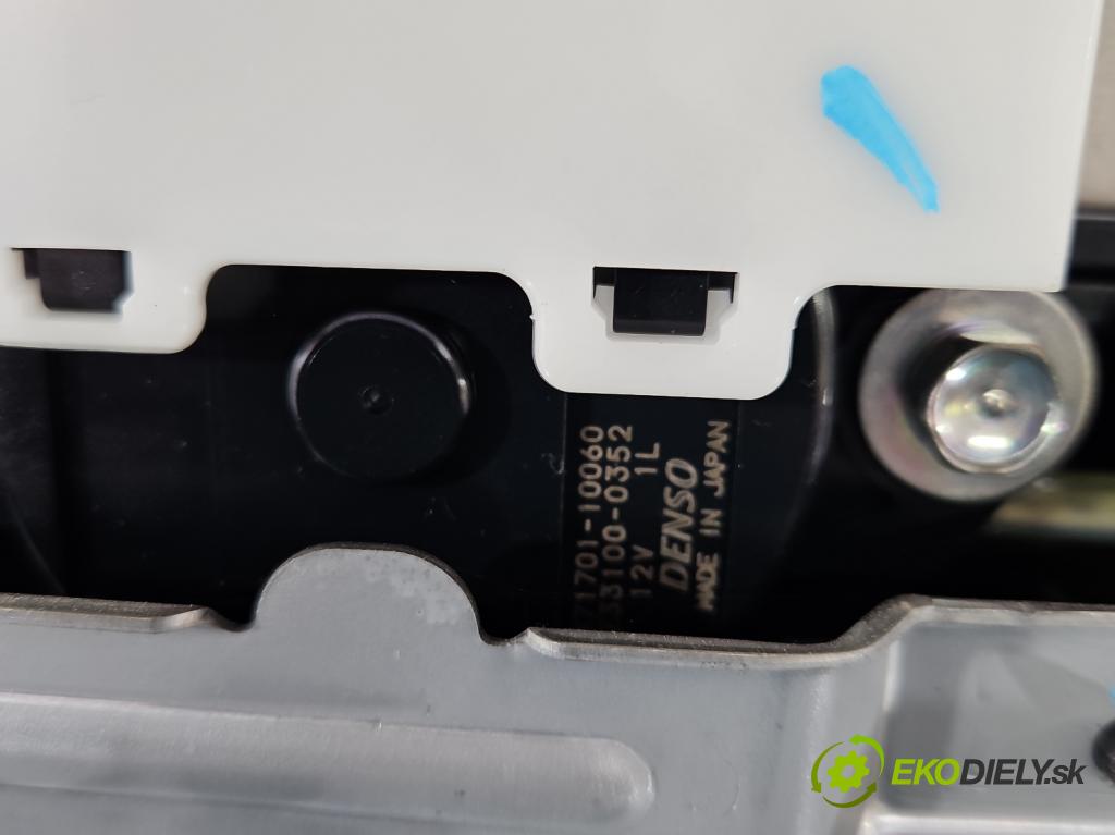 Toyota Land Cruiser J200 2007- 4.5 V8 D4D 286 HP automatic 210 kW 4461 cm3 5- Střešní okno:  (Sklo karosérie)