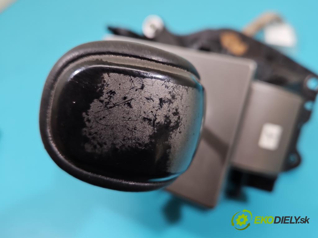 Toyota Land Cruiser J200 2007- 4.5 V8 D4D 286 HP automatic 210 kW 4461 cm3 5- Páka: Změny: stupeň,rýchlosť  (Rýchlostná páka (kulisa))