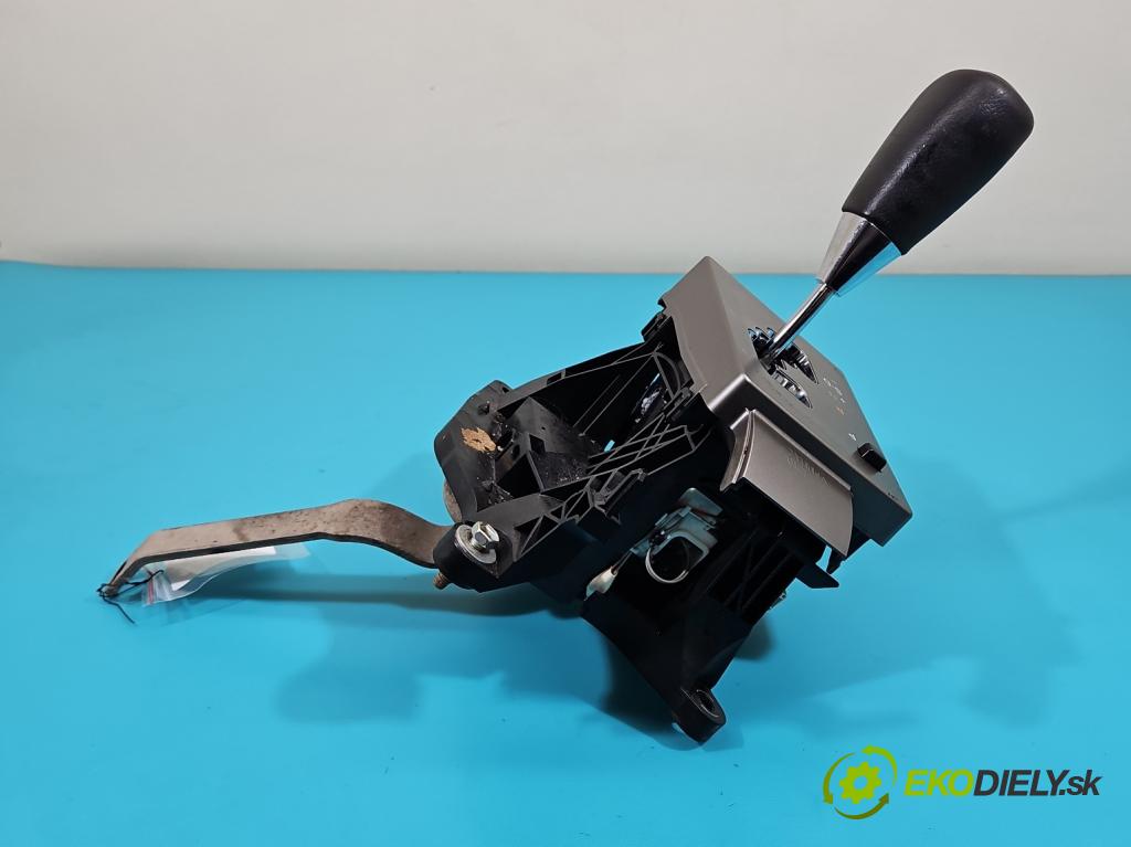 Toyota Land Cruiser J200 2007- 4.5 V8 D4D 286 HP automatic 210 kW 4461 cm3 5- Páka: Změny: stupeň,rýchlosť  (Rýchlostná páka (kulisa))