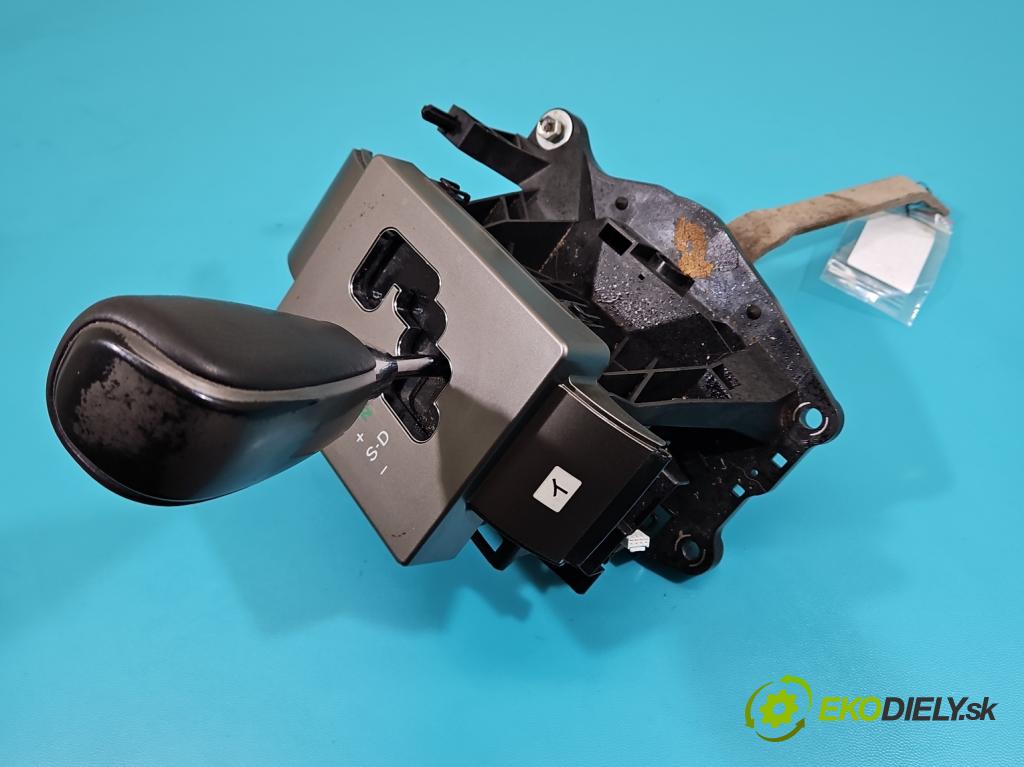 Toyota Land Cruiser J200 2007- 4.5 V8 D4D 286 HP automatic 210 kW 4461 cm3 5- Páka: Změny: stupeň,rýchlosť  (Rýchlostná páka (kulisa))