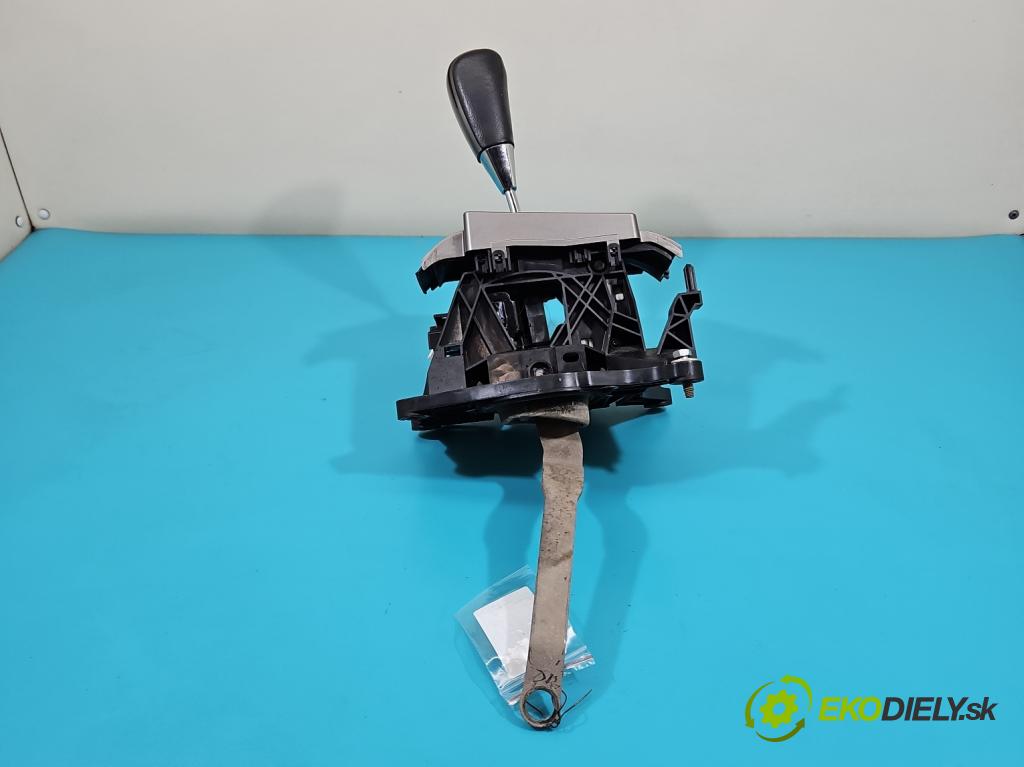 Toyota Land Cruiser J200 2007- 4.5 V8 D4D 286 HP automatic 210 kW 4461 cm3 5- Páka: Změny: stupeň,rýchlosť  (Rýchlostná páka (kulisa))