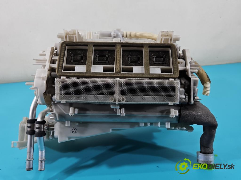 Toyota Land Cruiser J200 2007- 4.5 V8 D4D 286 HP automatic 210 kW 4461 cm3 5- radiator 87050-60500 (Radiátor kúrenia)