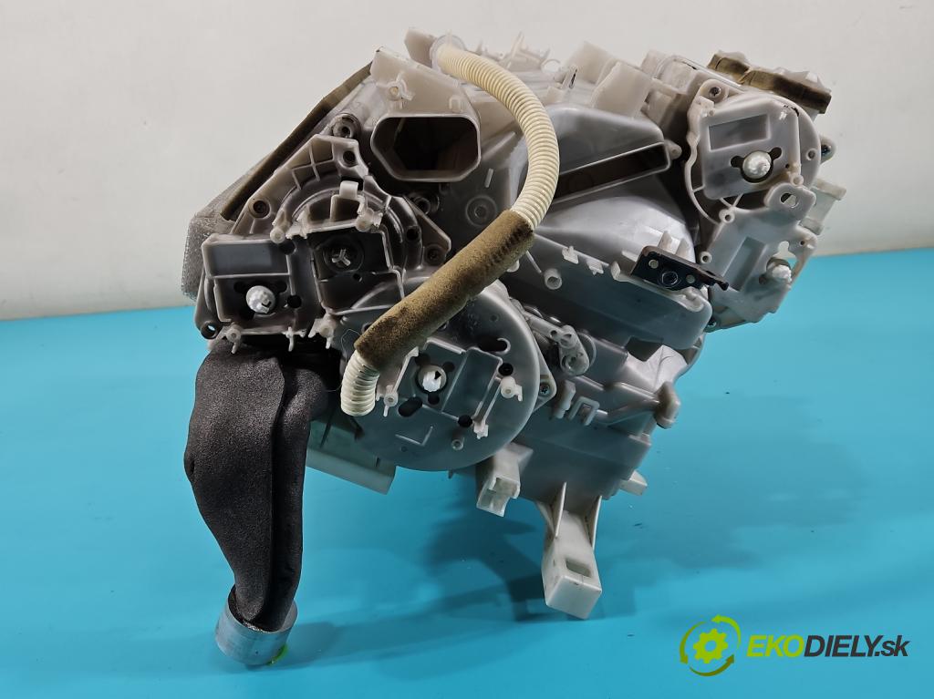 Toyota Land Cruiser J200 2007- 4.5 V8 D4D 286 HP automatic 210 kW 4461 cm3 5- radiator 87050-60500 (Radiátor kúrenia)
