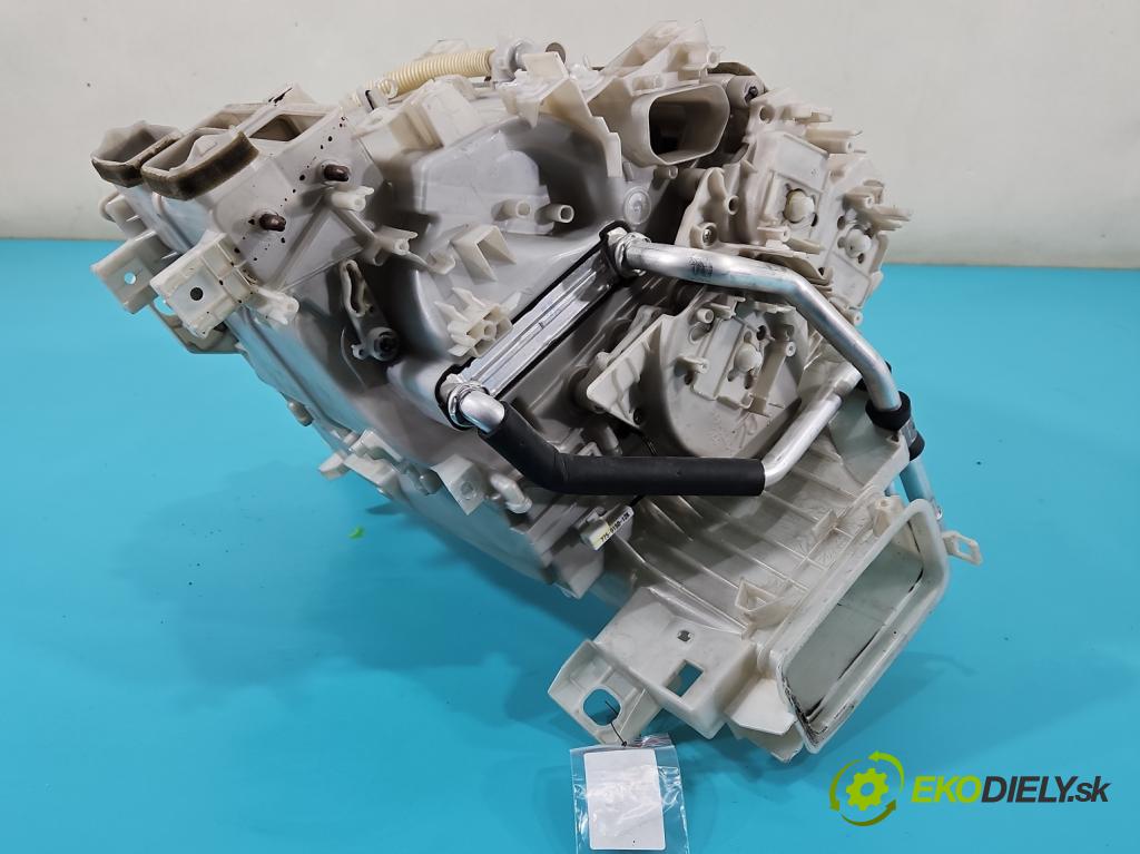 Toyota Land Cruiser J200 2007- 4.5 V8 D4D 286 HP automatic 210 kW 4461 cm3 5- radiator 87050-60500 (Radiátor kúrenia)