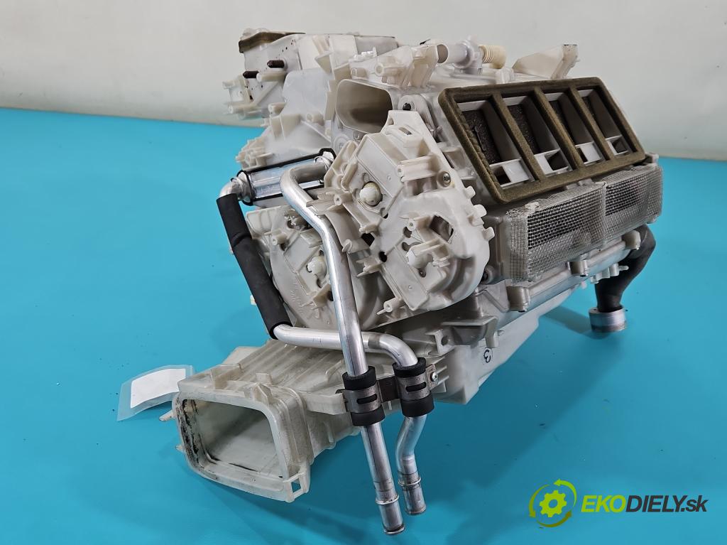 Toyota Land Cruiser J200 2007- 4.5 V8 D4D 286 HP automatic 210 kW 4461 cm3 5- radiator 87050-60500 (Radiátor kúrenia)