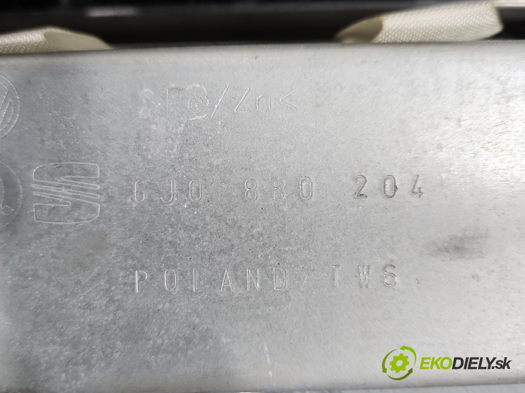 Seat Ibiza IV 6J 2008-2017 1.6 16V 105 HP automatic 77 kW 1598 cm3 5- kokpit,pristrojová doska rozdeľovacia