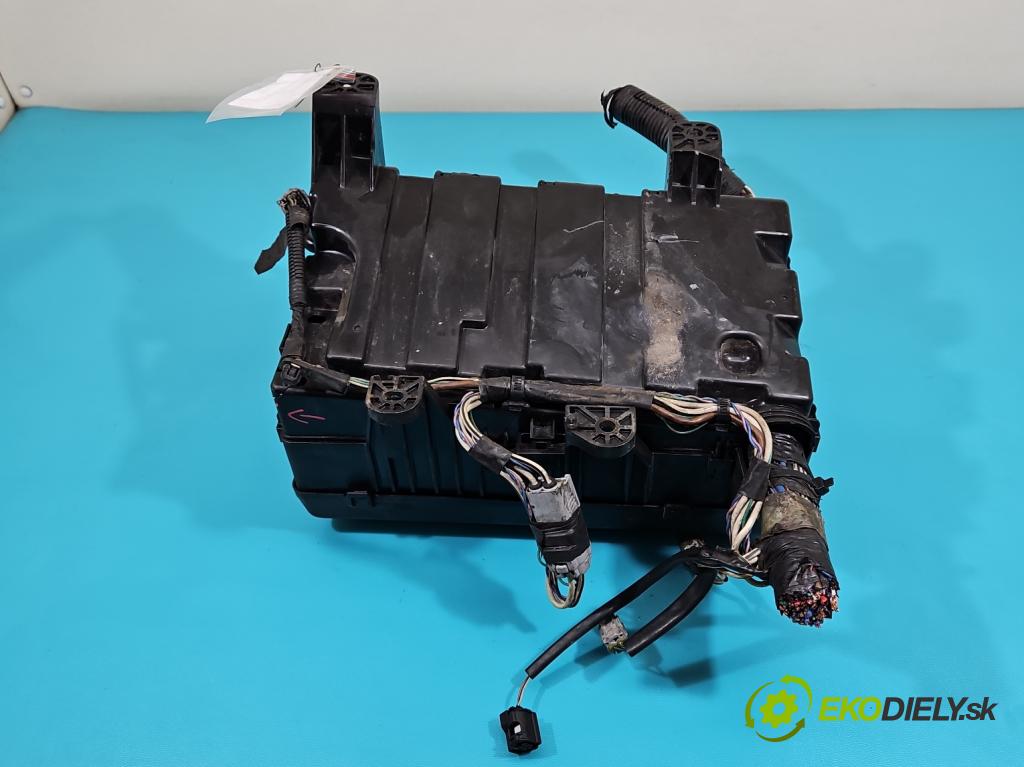 Toyota Land Cruiser J200 2007- 4.5 V8 D4D 286 hp automatic 210 kW 4461 cm3 5- skříňka pojistková 9547YA1 (Pojistkové skříňky)