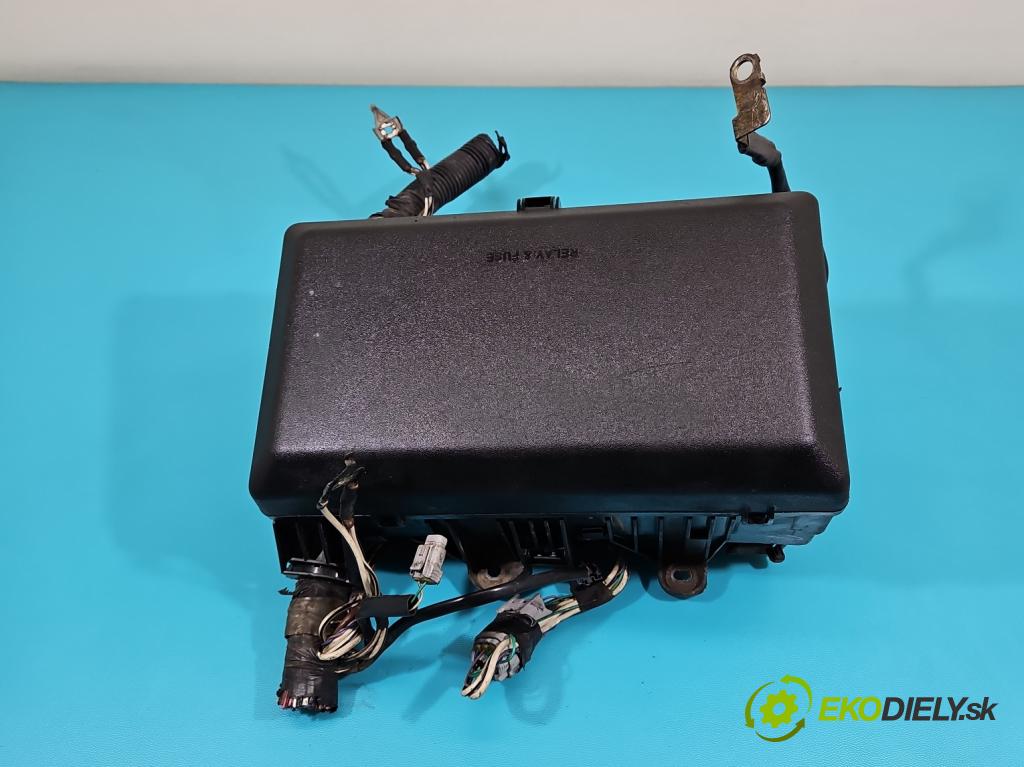 Toyota Land Cruiser J200 2007- 4.5 V8 D4D 286 hp automatic 210 kW 4461 cm3 5- skříňka pojistková 9547YA1 (Pojistkové skříňky)