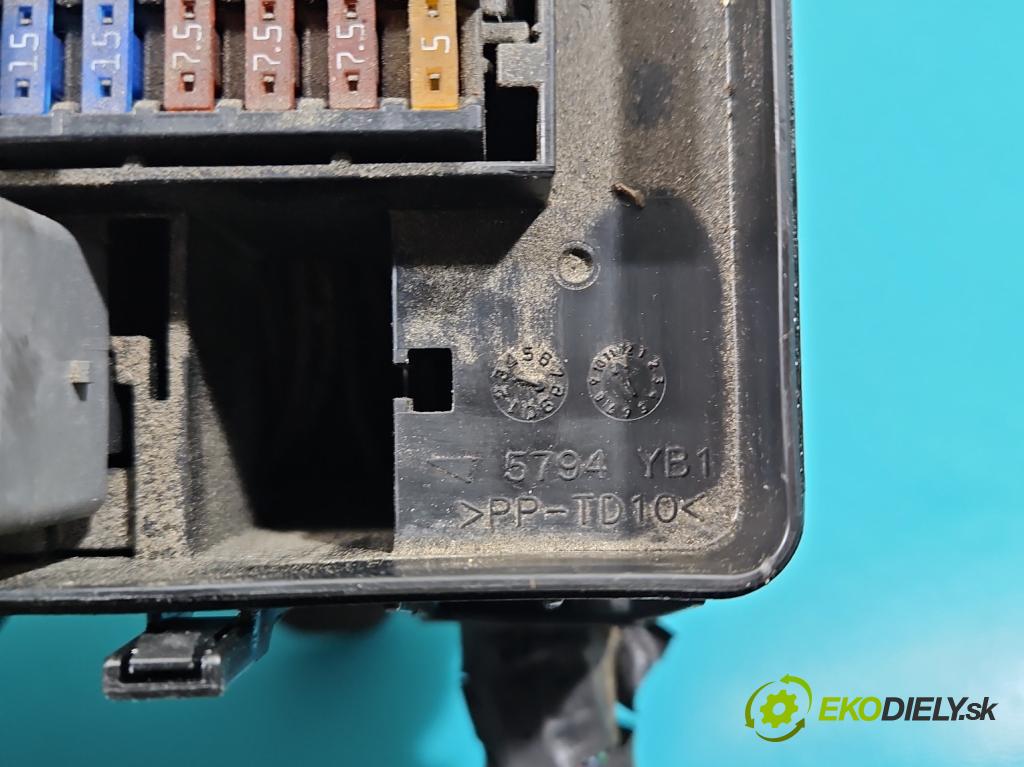 Toyota Land Cruiser J200 2007- 4.5 V8 D4D 286 hp automatic 210 kW 4461 cm3 5- skříňka pojistková 9547YA1 (Pojistkové skříňky)