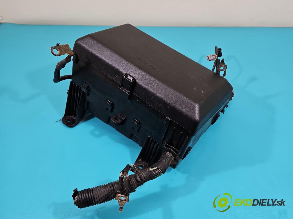 Toyota Land Cruiser J200 2007- 4.5 V8 D4D 286 hp automatic 210 kW 4461 cm3 5- skříňka pojistková 9547YA1 (Pojistkové skříňky)