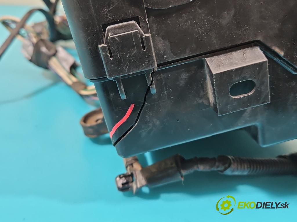 Toyota Land Cruiser J200 2007- 4.5 V8 D4D 286 hp automatic 210 kW 4461 cm3 5- skříňka pojistková 9547YA1 (Pojistkové skříňky)