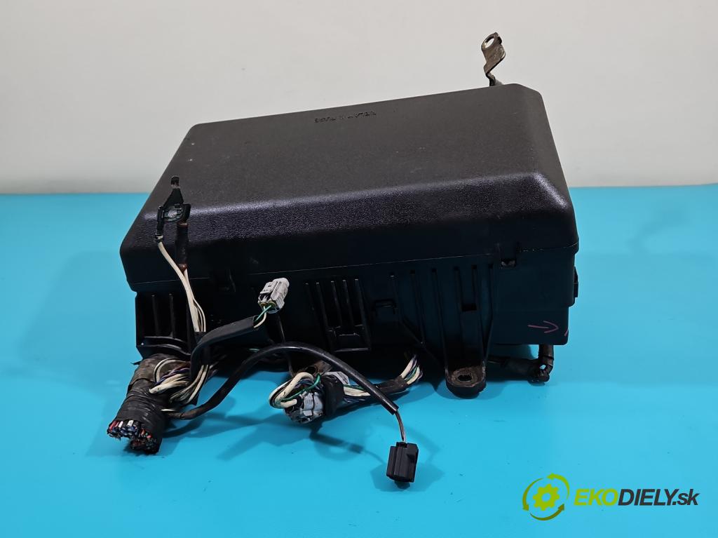 Toyota Land Cruiser J200 2007- 4.5 V8 D4D 286 hp automatic 210 kW 4461 cm3 5- skříňka pojistková 9547YA1 (Pojistkové skříňky)
