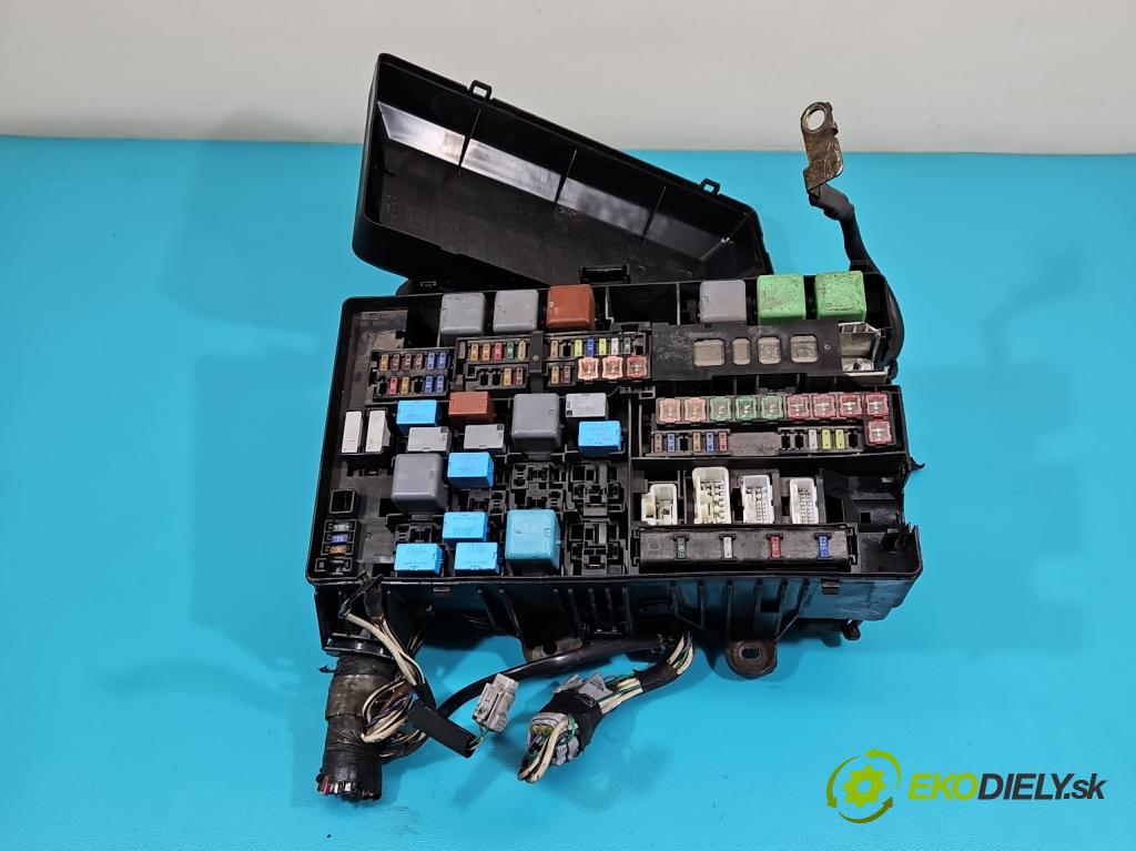 Toyota Land Cruiser J200 2007- 4.5 V8 D4D 286 hp automatic 210 kW 4461 cm3 5- skříňka pojistková 9547YA1 (Pojistkové skříňky)