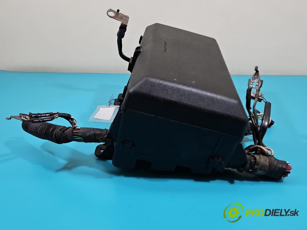 Toyota Land Cruiser J200 2007- 4.5 V8 D4D 286 hp automatic 210 kW 4461 cm3 5- skříňka pojistková 9547YA1 (Pojistkové skříňky)