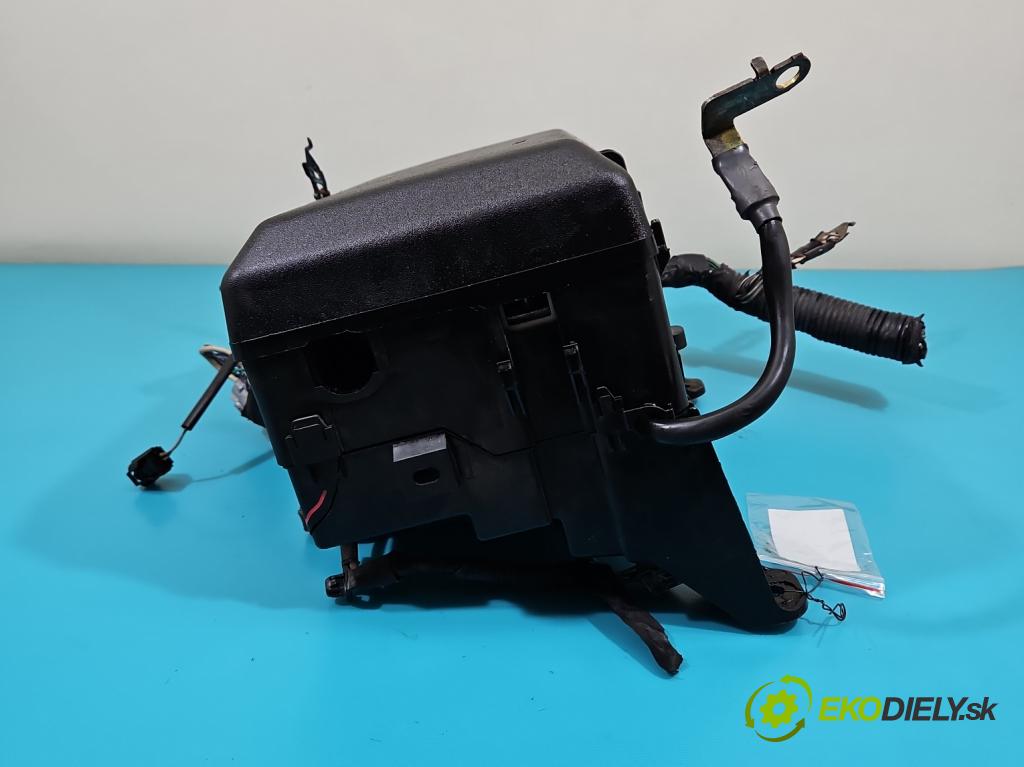 Toyota Land Cruiser J200 2007- 4.5 V8 D4D 286 hp automatic 210 kW 4461 cm3 5- skříňka pojistková 9547YA1 (Pojistkové skříňky)