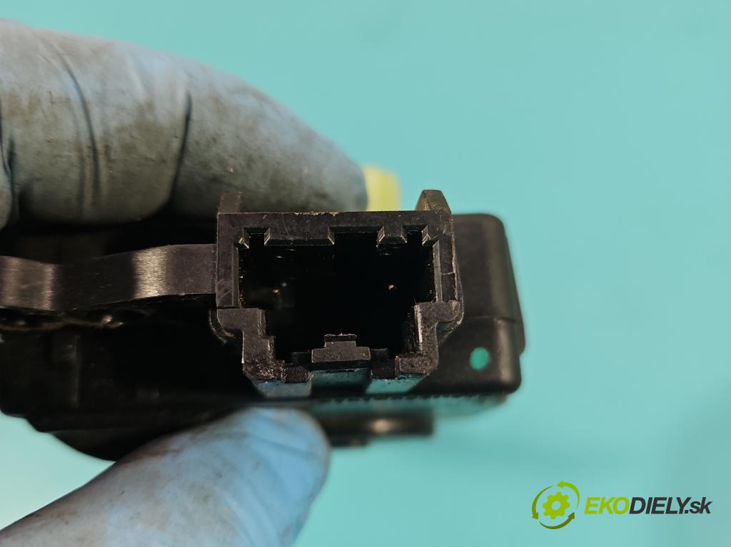 Ford S-max 2.5 T 20V 220KM manual 162 kW 2521 cm3 5- torpédo 6M21-U01628-A (Torpédo (plast pod čelným sklom))