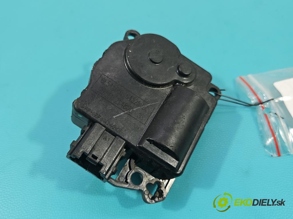 Ford S-max 2.5 T 20V 220KM manual 162 kW 2521 cm3 5- torpédo 6M21-U01628-A (Torpédo (plast pod čelným sklom))