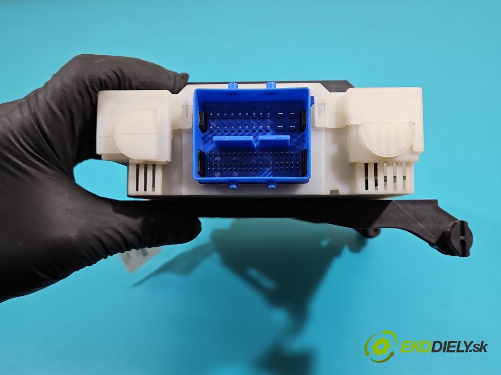 Ford S-max 2.5 20V 220KM manual 162 kW 2521 cm3 5- skříňka pojistková 7G9T-14A073-DC (Pojistkové skříňky)