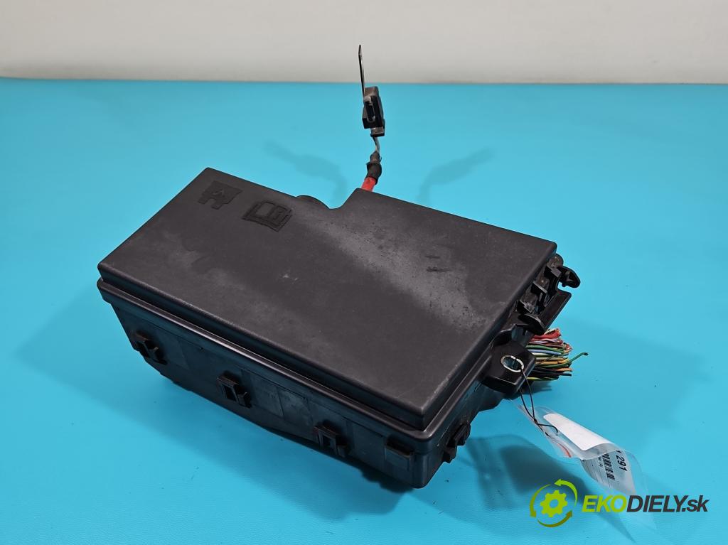 Volvo V50 2.4 20V 170 hp manual 125 kW 2435 cm3 5- skříňka pojistková 30737019 (Pojistkové skříňky)