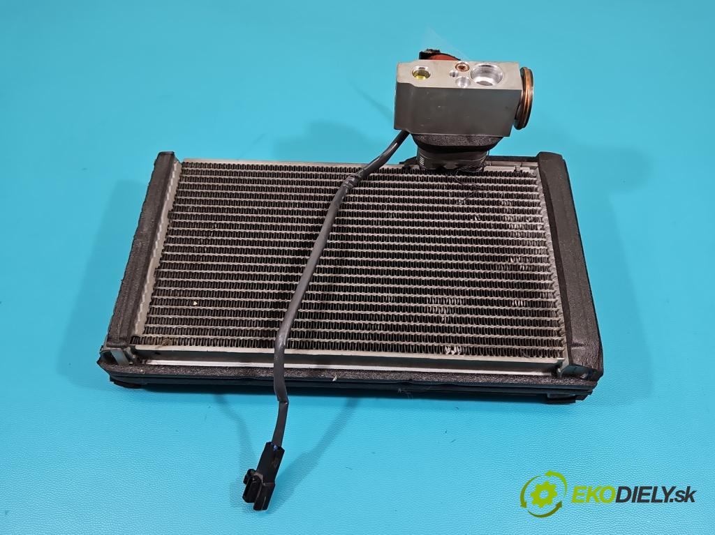 Toyota Land Cruiser J200 2007- 4.5 V8 D4D 286 HP automatic 210 kW 4461 cm3 5- radiator  (Radiátor kúrenia)
