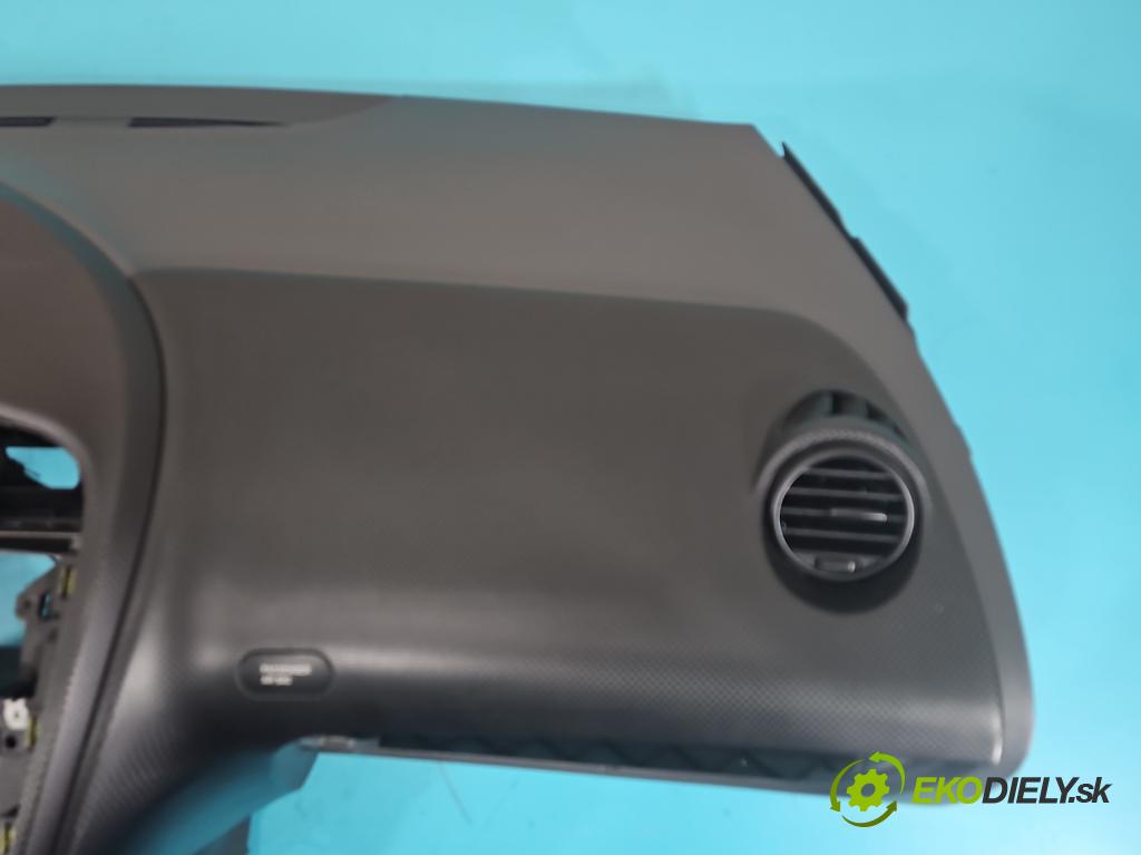 Seat Altea 1.9 tdi 105 HP manual 77 kW 1896 cm3 5- kokpit,pristrojová doska rozdeľovacia