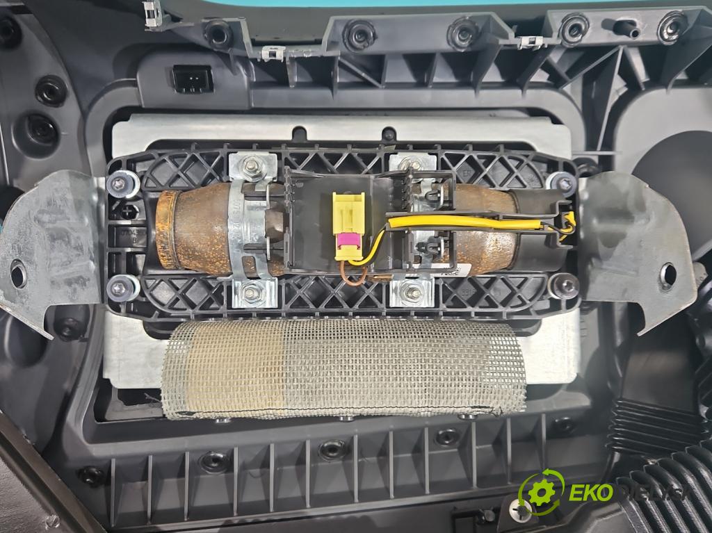 Seat Altea 1.9 tdi 105 HP manual 77 kW 1896 cm3 5- kokpit,pristrojová doska rozdeľovacia