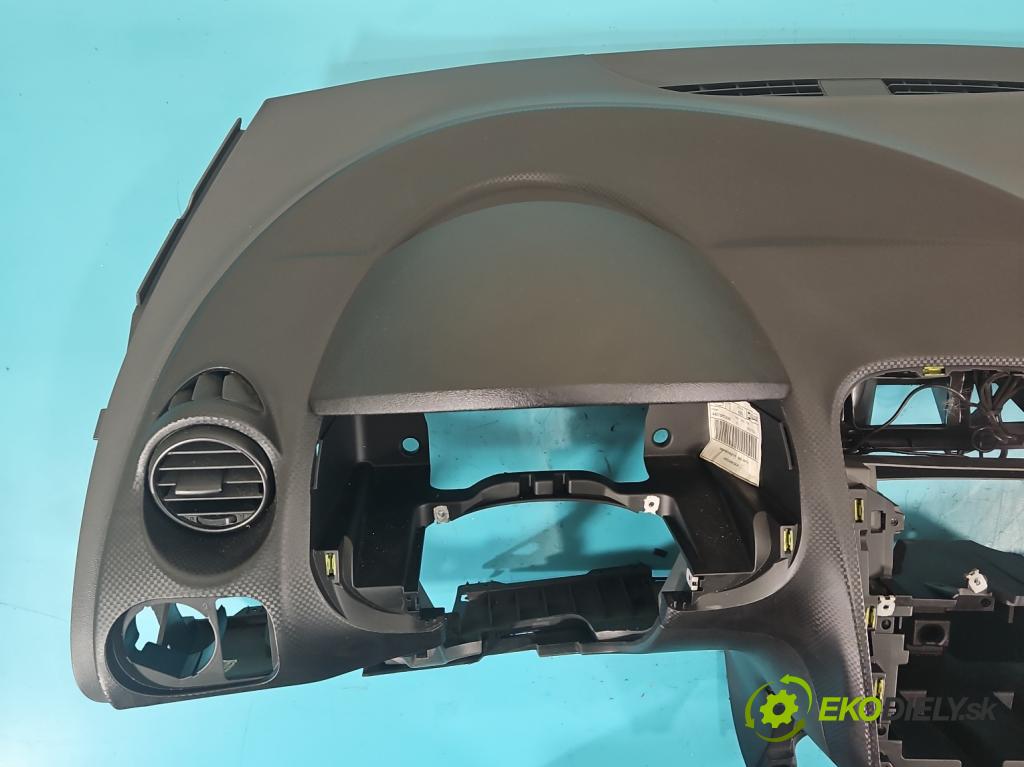 Seat Altea 1.9 tdi 105 HP manual 77 kW 1896 cm3 5- kokpit,pristrojová doska rozdeľovacia