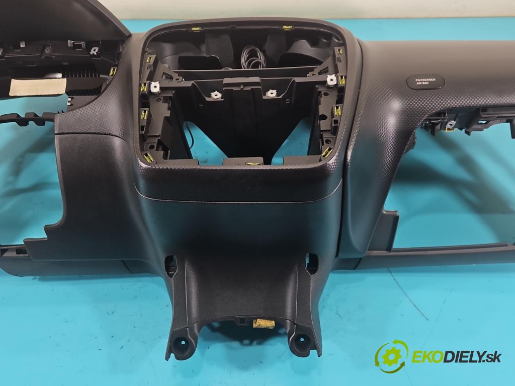 Seat Altea 1.9 tdi 105 HP manual 77 kW 1896 cm3 5- kokpit,pristrojová doska rozdeľovacia