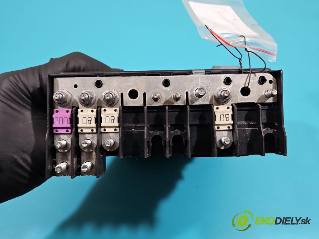 Audi A3 8P 2003-2012 2.0 FSI 150 hp manual 110 kW 1984 cm3 3- skříňka pojistková 1K0937124K (Pojistkové skříňky)