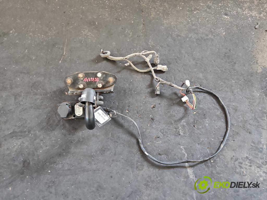 Toyota Land Cruiser J200 2007- 4.5 V8 D4D 286 HP automatic 210 kW 4461 cm3 5- Hák: vlečení:  (Ťažné zariadenie)