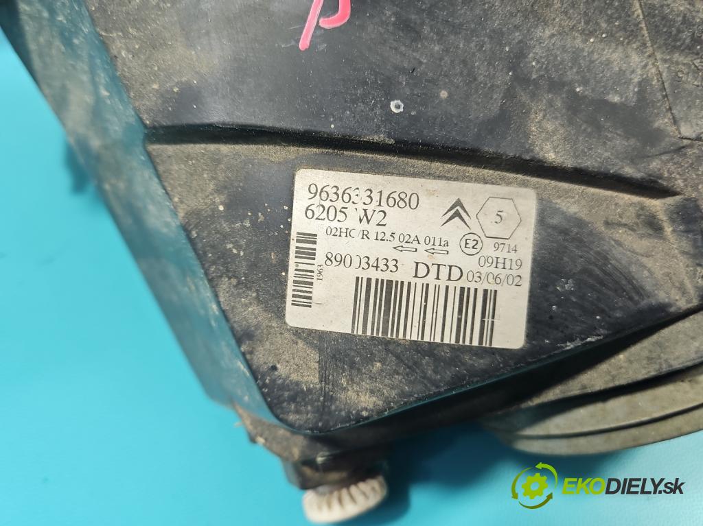 Citroen Saxo 1.1 8V 60 HP manual 44 kW 1124 cm3 5- Reflektor: pravý 9636331680 (Svetlo predné pravé)