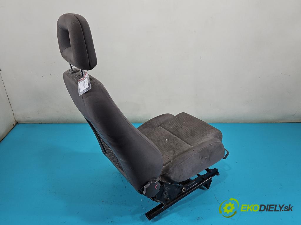 Audi A2 1.4 16V (AUA) 75 HP manual 55 kW 1390 cm3 5- Sedačka ľavý  (Sedačka, sedadlo)