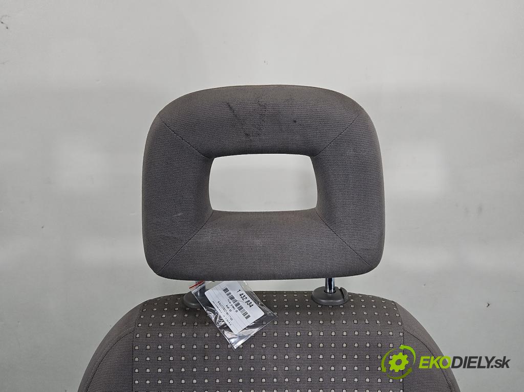 Audi A2 1.4 16V (AUA) 75 HP manual 55 kW 1390 cm3 5- Sedačka pravý  (Sedačka, sedadlo)