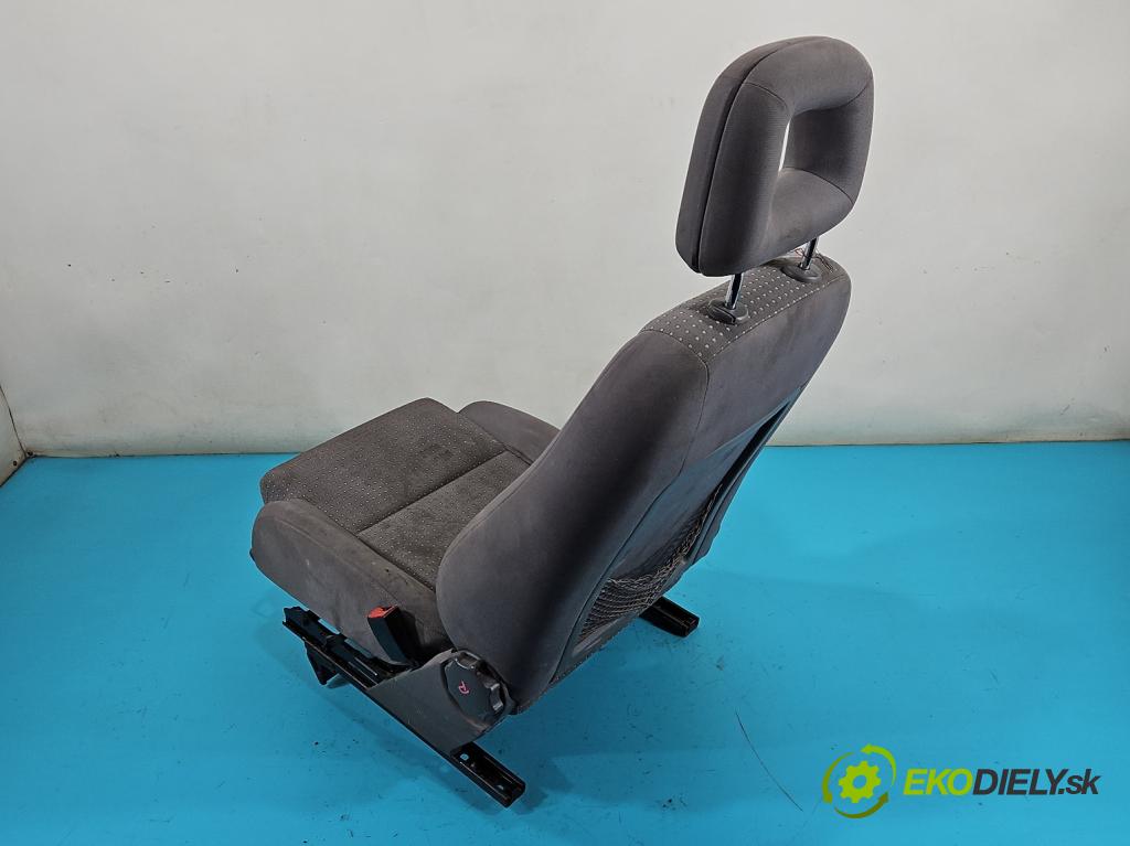 Audi A2 1.4 16V (AUA) 75 HP manual 55 kW 1390 cm3 5- Sedačka pravý  (Sedačka, sedadlo)