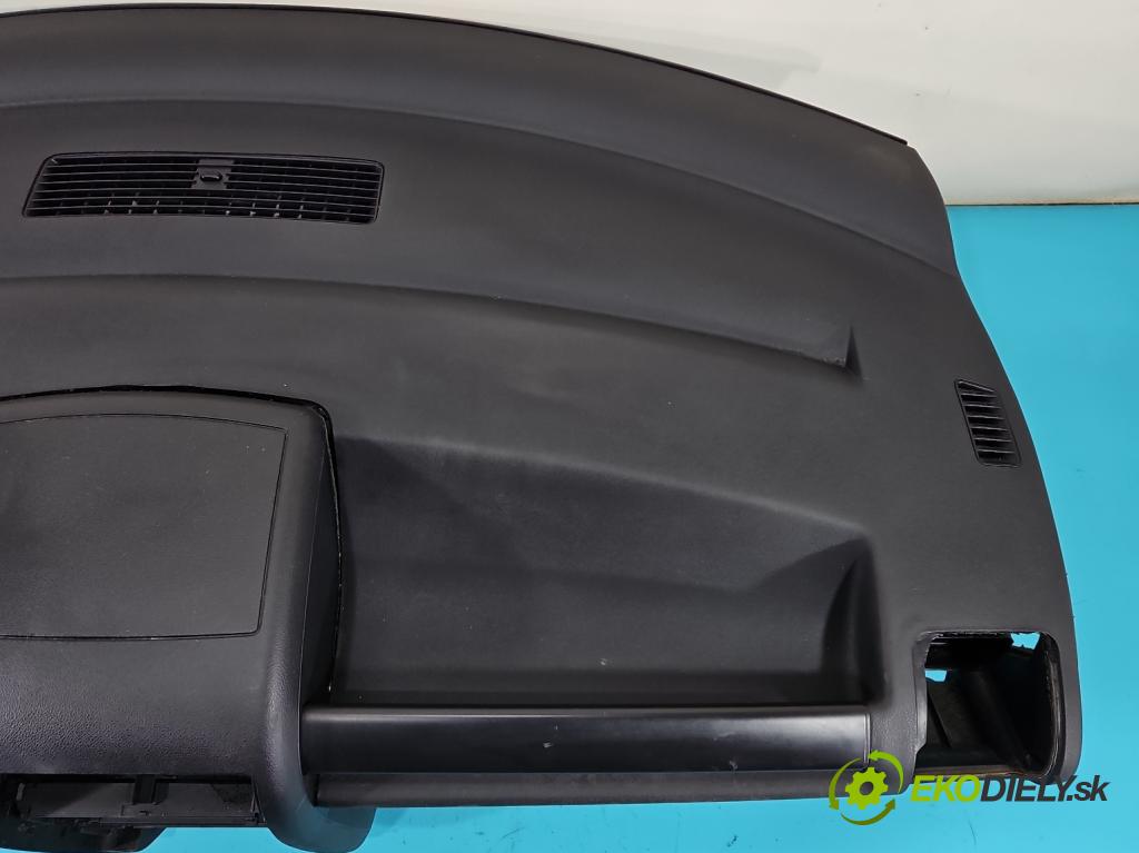 Audi A2 1.4 16V (AUA) 75 HP manual 55 kW 1390 cm3 5- kokpit,pristrojová doska rozdeľovacia