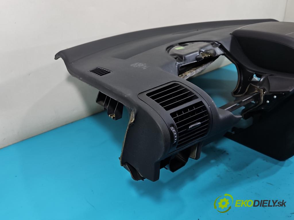 Audi A2 1.4 16V (AUA) 75 HP manual 55 kW 1390 cm3 5- kokpit,pristrojová doska rozdeľovacia