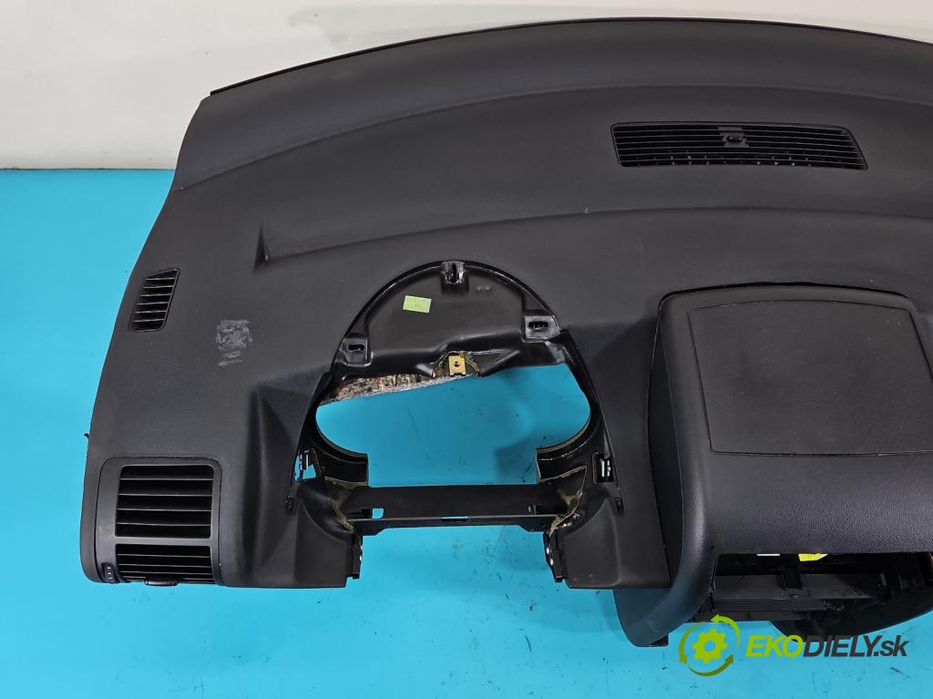 Audi A2 1.4 16V (AUA) 75 HP manual 55 kW 1390 cm3 5- kokpit,pristrojová doska rozdeľovacia