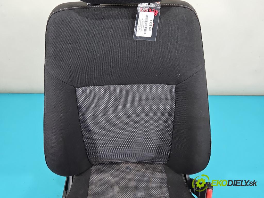 Opel Meriva A 2002-2010 1.6 16V 105 HP manual 77 kW 1598 cm3 5- Sedačka pravý  (Sedačky, sedadlá)