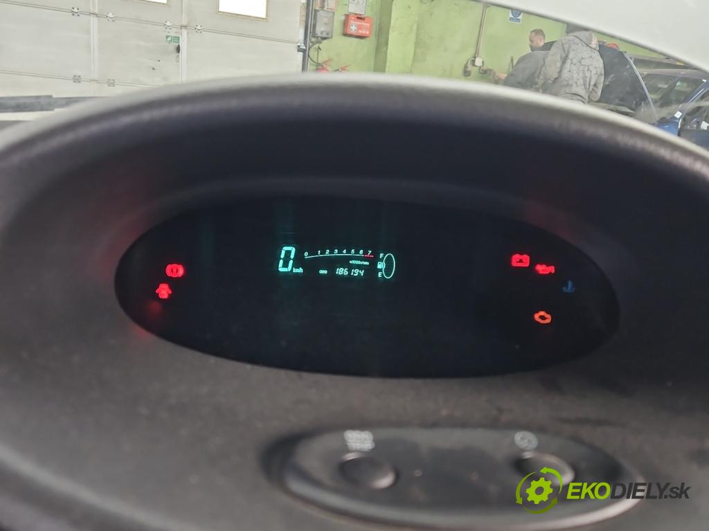 Toyota Yaris I 1999-2005 1.0 vvti 68 HP manual 50 kW 998 cm3 5- prístrojovka/ budíky 21658090-7 (Prístrojová doska, displej)