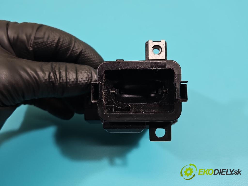 Audi A4 B8 2007-2015 2.0 TFSI 211KM automatic 155 kW 1984 cm3 5- Spínačka 8K0909131D (Spínacia skrinka)