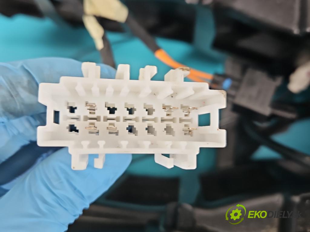 Mercedes B W246  2011-2018 1.8 CDI 109 HP automatic 80 kW 1796 cm3 5- operadlo A2465402706 (Lakťové opierky)