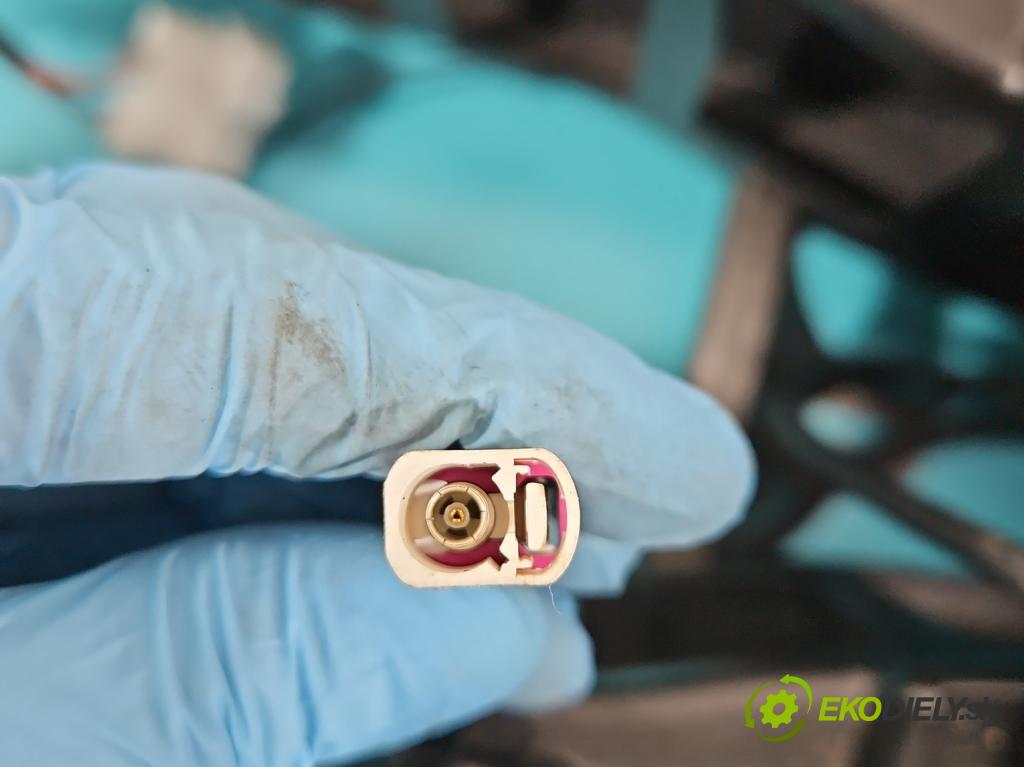 Mercedes B W246  2011-2018 1.8 CDI 109 HP automatic 80 kW 1796 cm3 5- operadlo A2465402706 (Lakťové opierky)