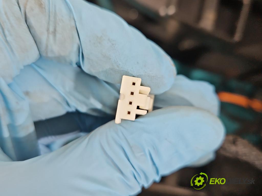 Mercedes B W246  2011-2018 1.8 CDI 109 HP automatic 80 kW 1796 cm3 5- operadlo A2465402706 (Lakťové opierky)