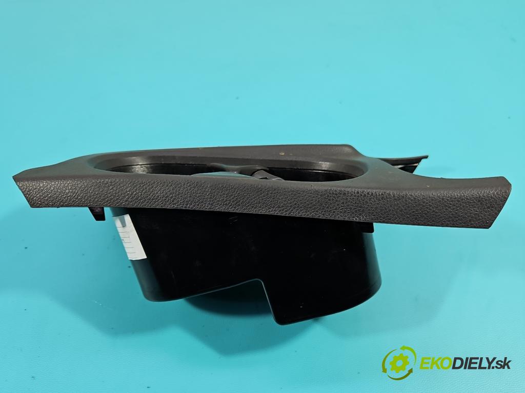 Mercedes B W246  2011-2018 1.8 CDI 109 hp automatic 80 kW 1796 cm3 5- Rukojeť: na napoje: A2466800810 (Úchyty)