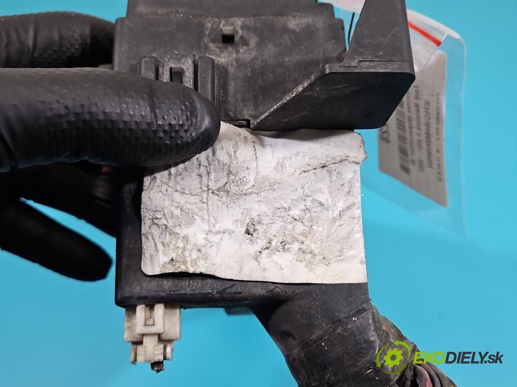 Ford Maverick II 2001-2007 2.0 16V 124 hp manual 91 kW 1989 cm3 5- skříňka pojistková  (Pojistkové skříňky)