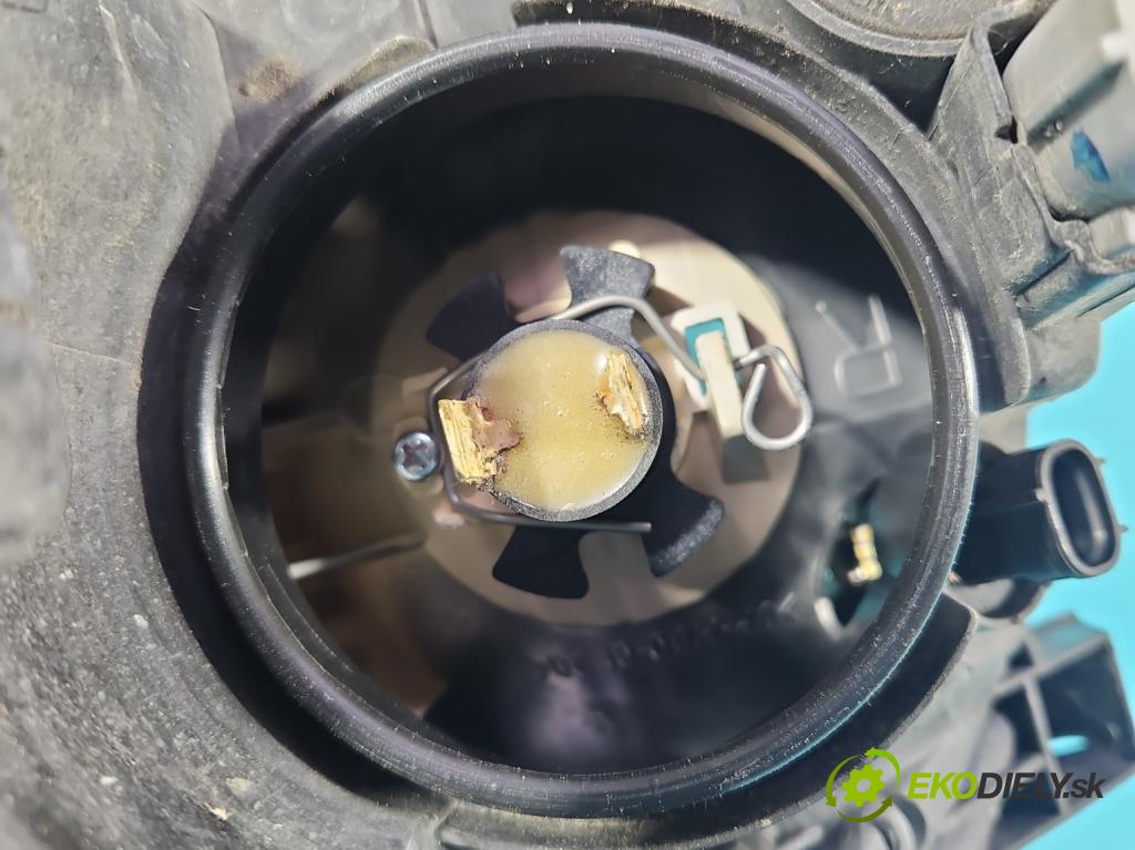 Toyota Avensis II T25 2003-2008 2.2 D-CAT 177 HP manual 130 kW 2231 cm3 5- Reflektor: pravý  (Svetlo predné pravé)