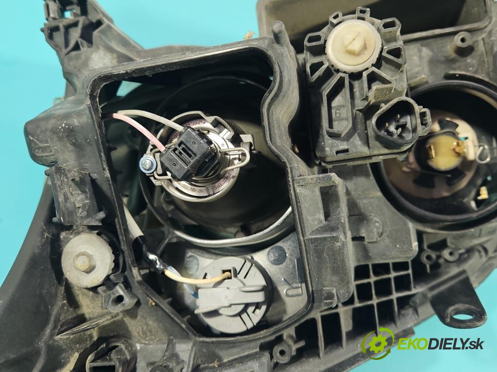 Toyota Avensis II T25 2003-2008 2.2 D-CAT 177 HP manual 130 kW 2231 cm3 5- Reflektor: pravý  (Svetlo predné pravé)