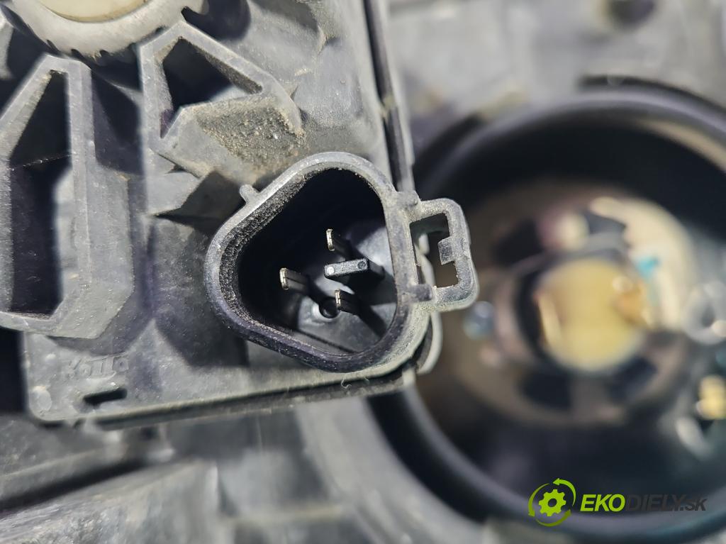 Toyota Avensis II T25 2003-2008 2.2 D-CAT 177 HP manual 130 kW 2231 cm3 5- Reflektor: pravý  (Svetlo predné pravé)