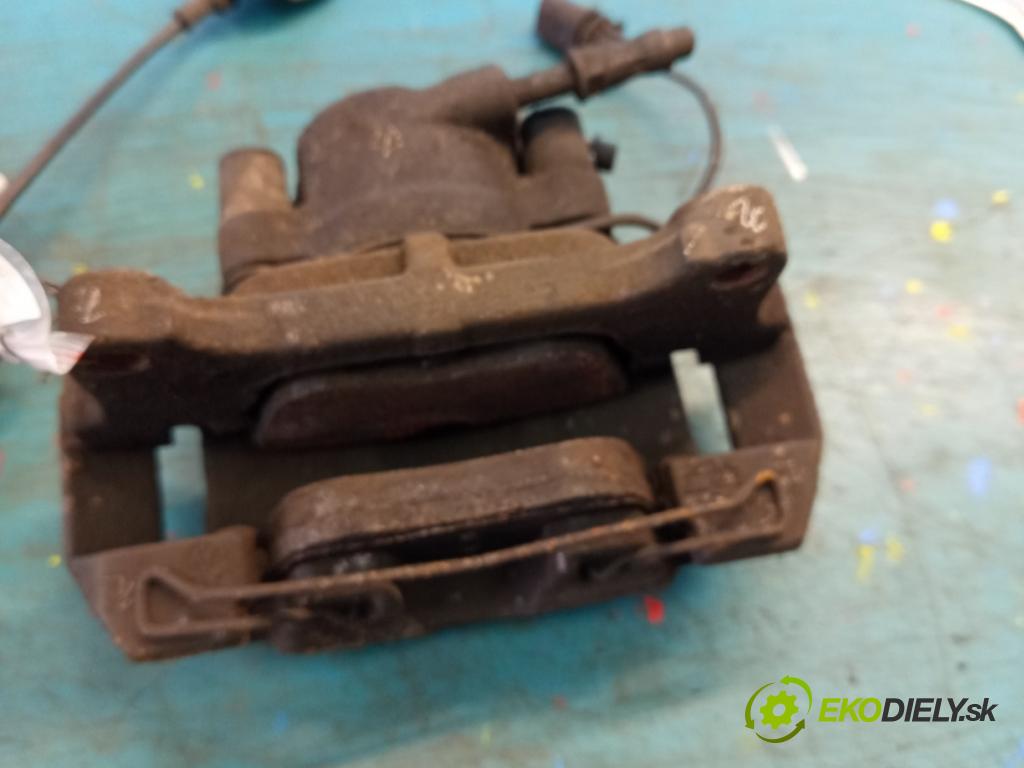 Audi A4 B8 2007-2015 2.0 tdi CAG: 143 HP automatic 105 kW 1968 cm3 5- brzdič predné ľavý  (Kľučka dverí ostatné)