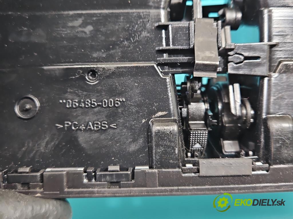 Audi A4 B8 2007-2015 2.0 tdi 143 HP automatic 105 kW 1968 cm3 5- Mřížka: kúrenia stredová 06485-005 (Mriežka kúrenia (fukár))